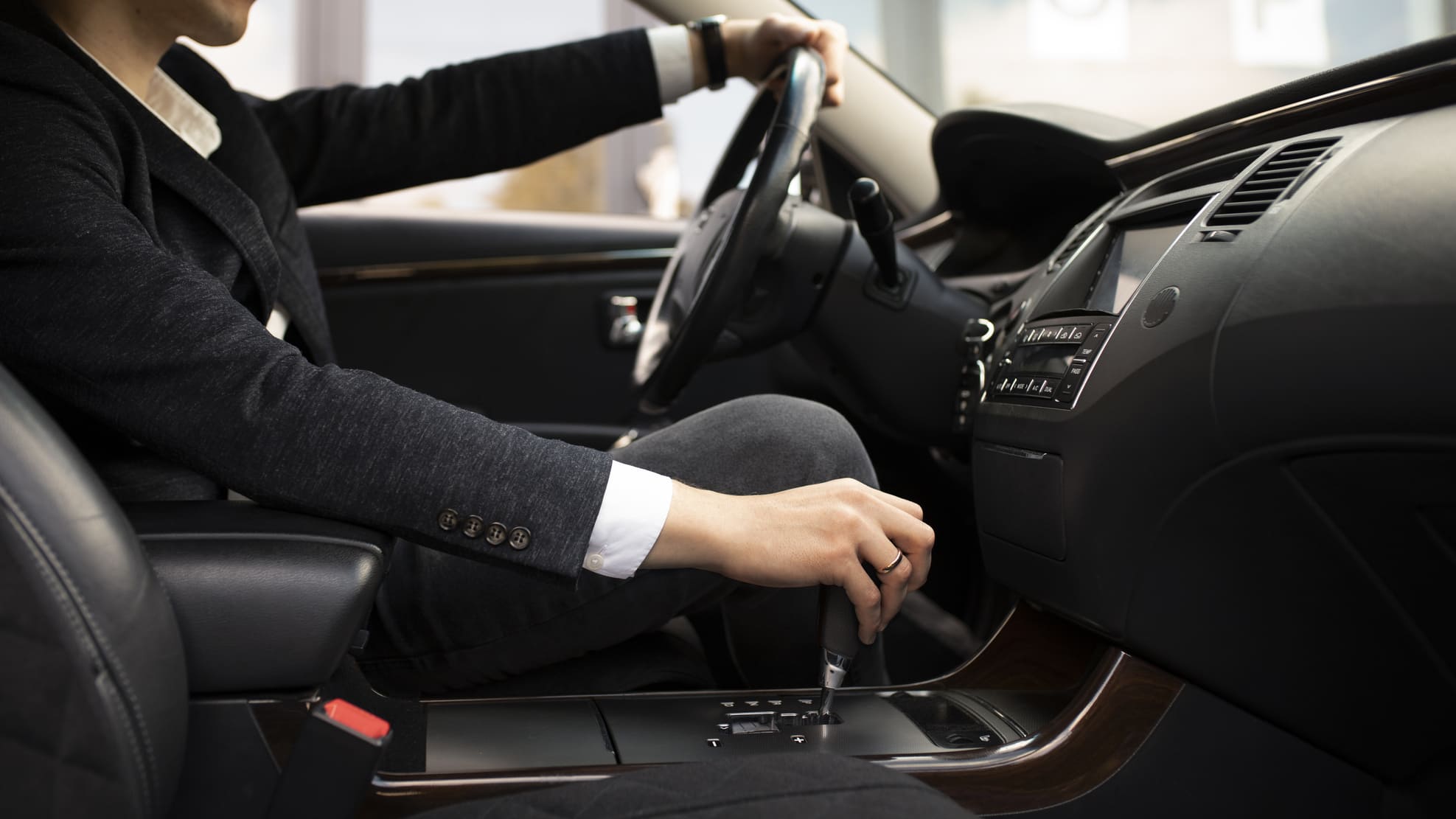 hombre-conduciendo-su-elegante-coche-servicios-taxi